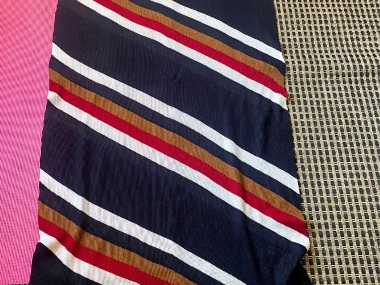 Billede 1 - Stribet sort sjal til salg