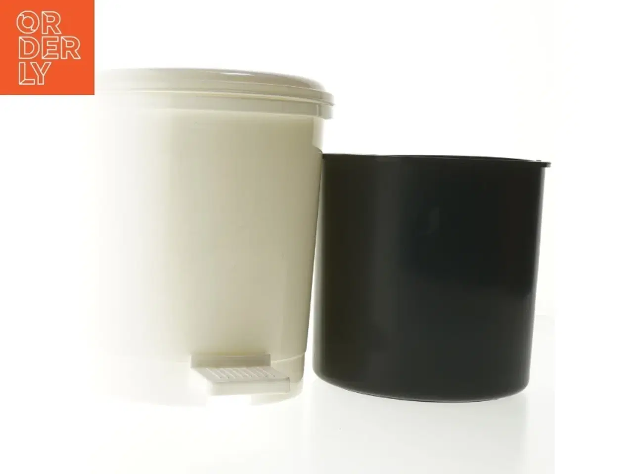 Billede 4 - Hvid affaldsspand med sort inderspand fra Jysk (str. 20x15 cm)