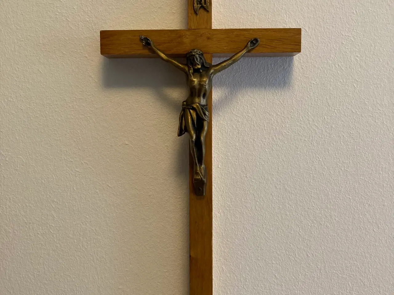 Billede 2 - Ældre krucifiks med Jesus-figur i træ og metal.