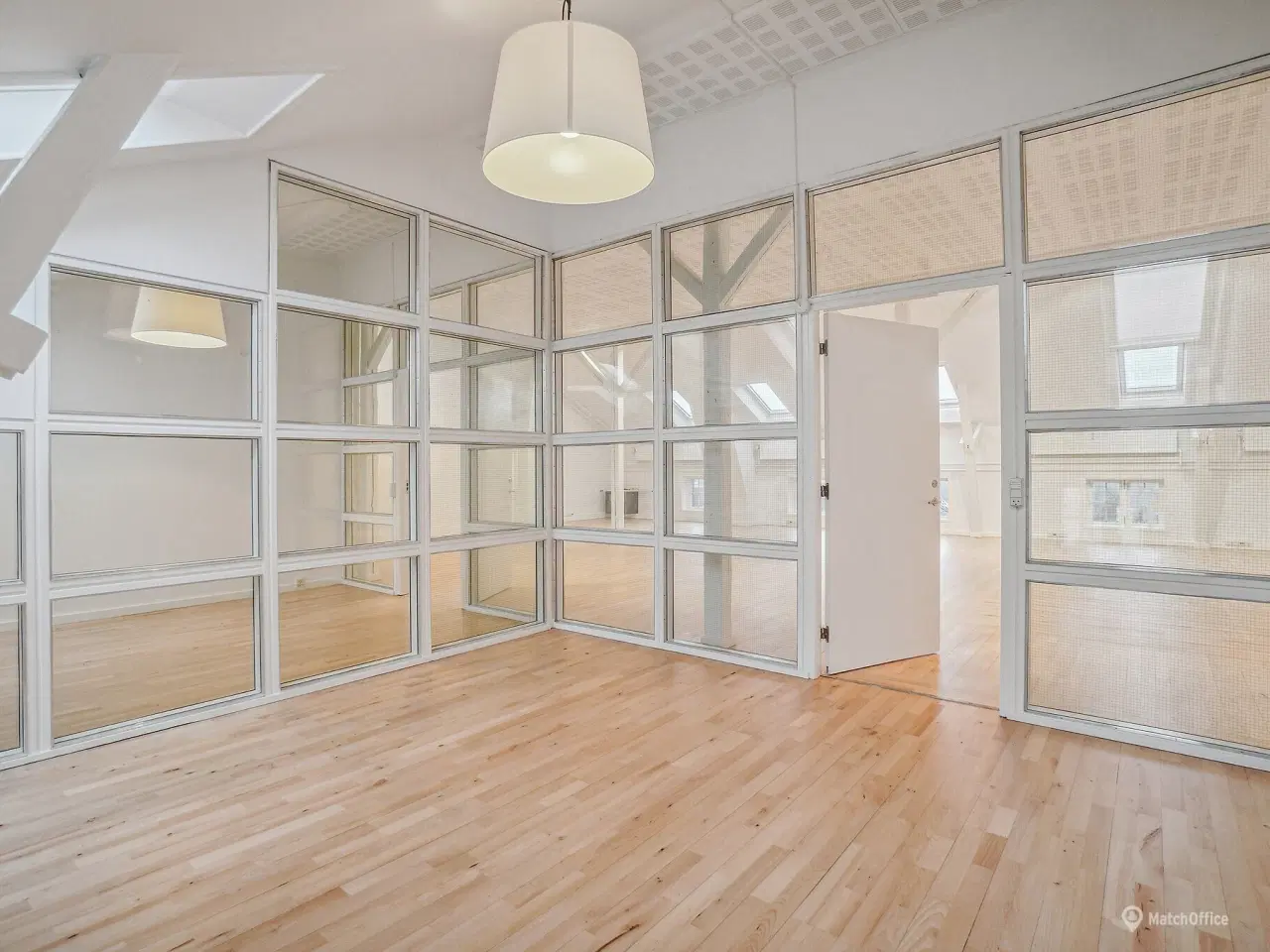 Billede 3 - Lyst og højloftet kontormiljø i tidligere fabriksbygning på Østerbro