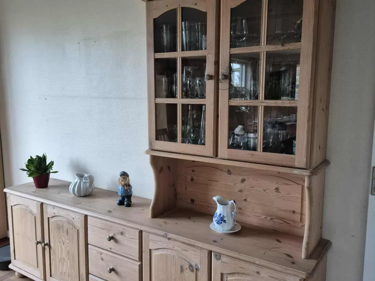 Billede 2 - Retro skænk i fyrtræ - vitrine kan flyttes.