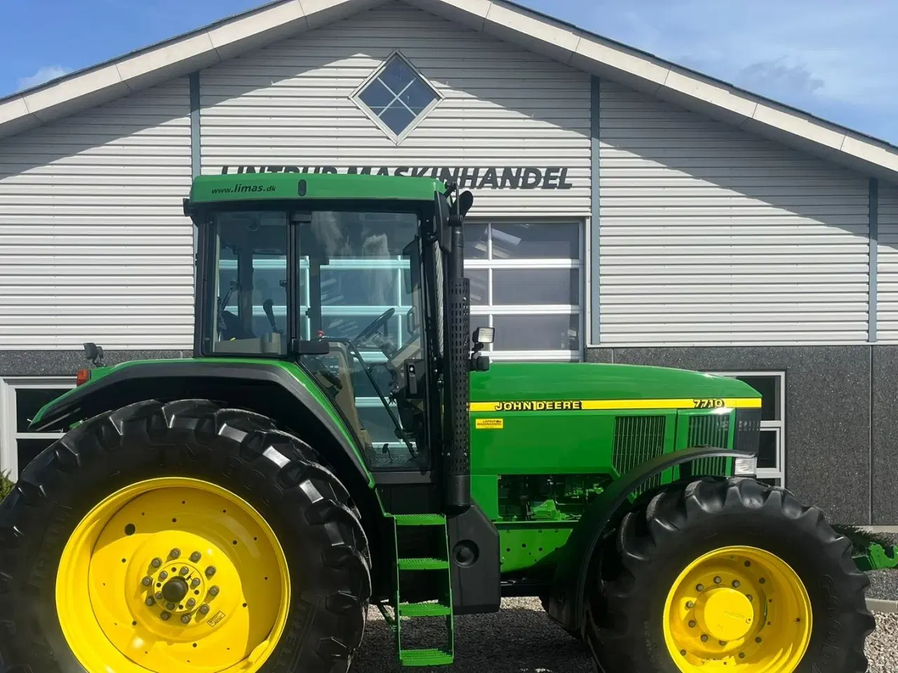 Billede 8 - John Deere 7710 8.1L motor, store hjul og frontlift. En ejeres velholdt gård traktor.