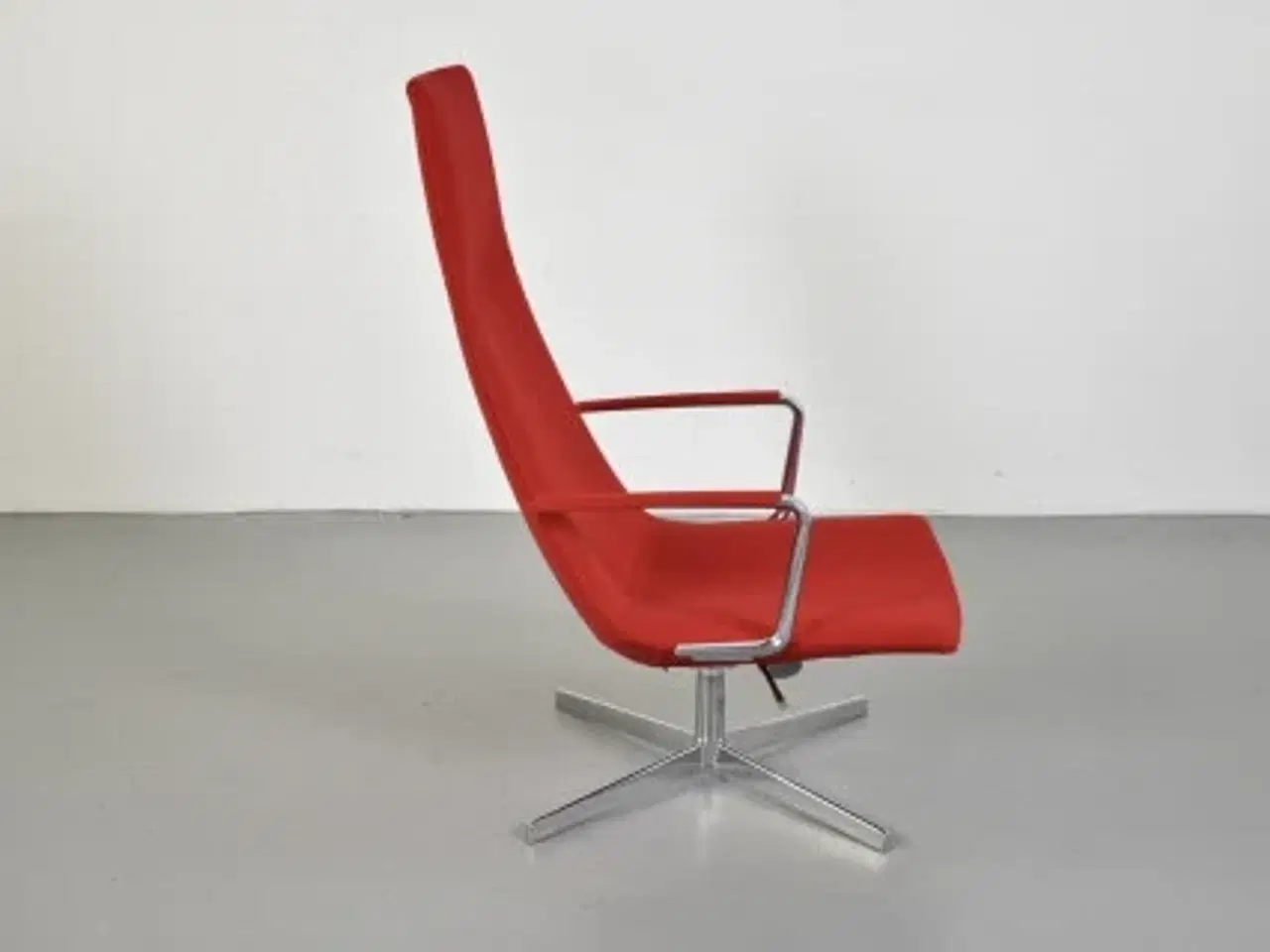 Billede 3 - Arper loungestol i rød med armlæn og krom stel