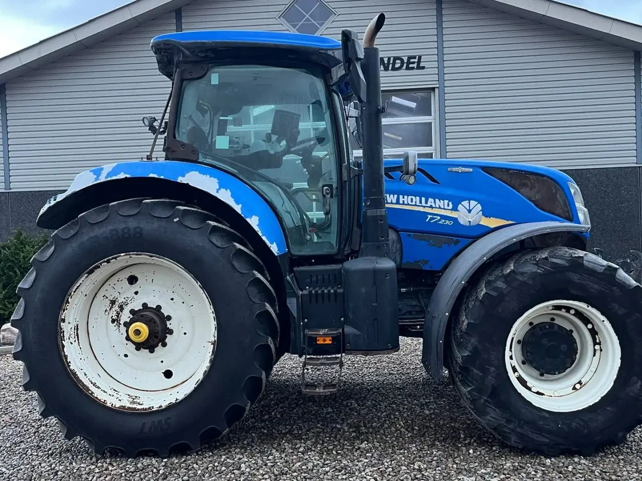 Billede 2 - New Holland T7.230 Autocommand med frontlift og nye bagdæk er lige monteret på den.