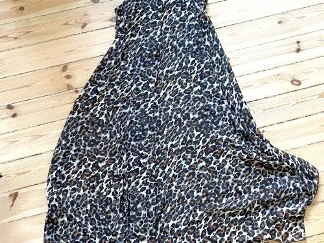 Billede 5 - Let og lang sommerkjole med leopard-mønster