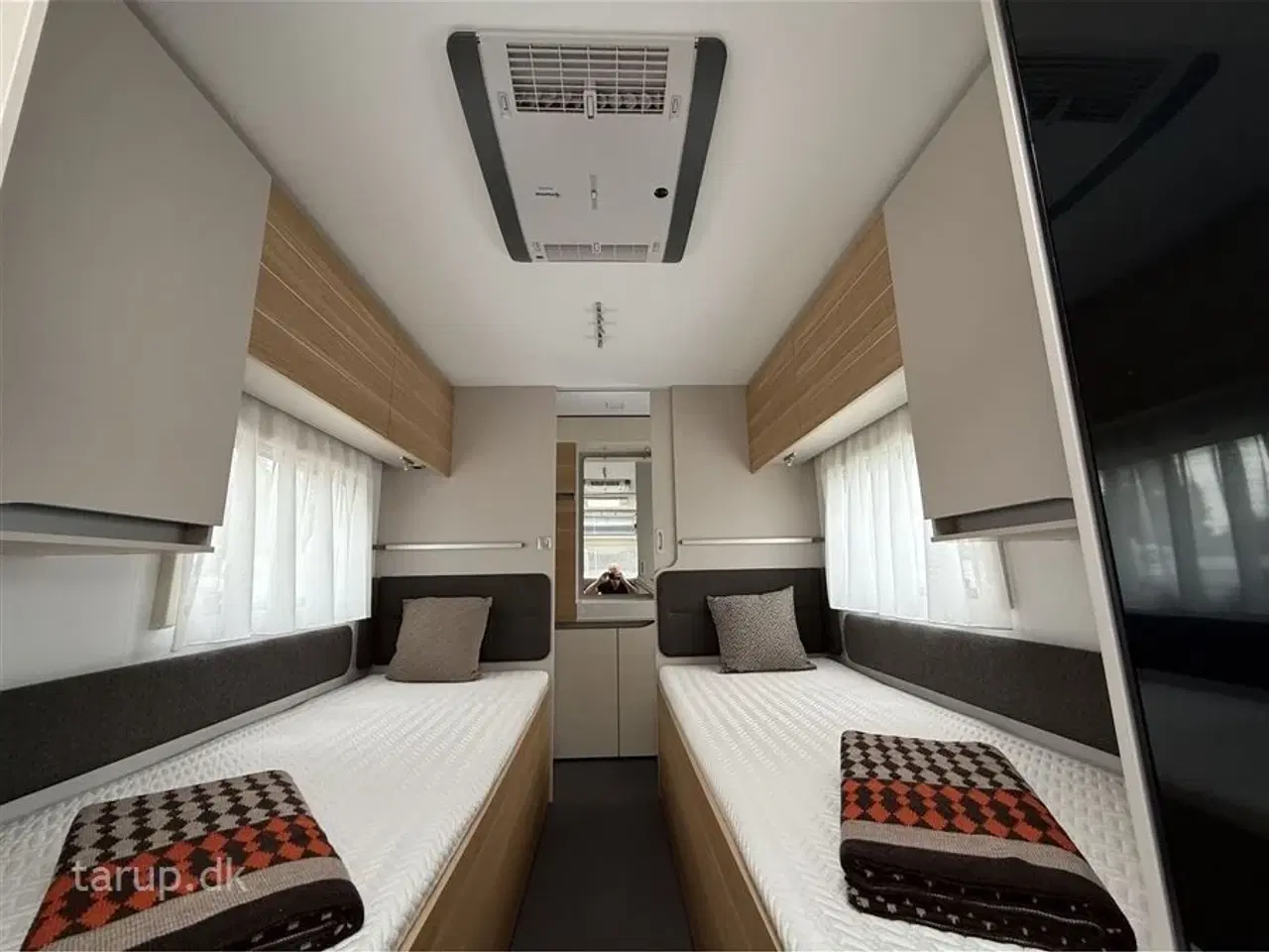 Billede 12 - 2024 - Adria Adora 572 UT Selected Edition   Enkeltsenge, rundsiddegruppe, stort badeværelse, Alde centralvarme, aircondition og Smart Box gaskassesystem, El-gulvvarme