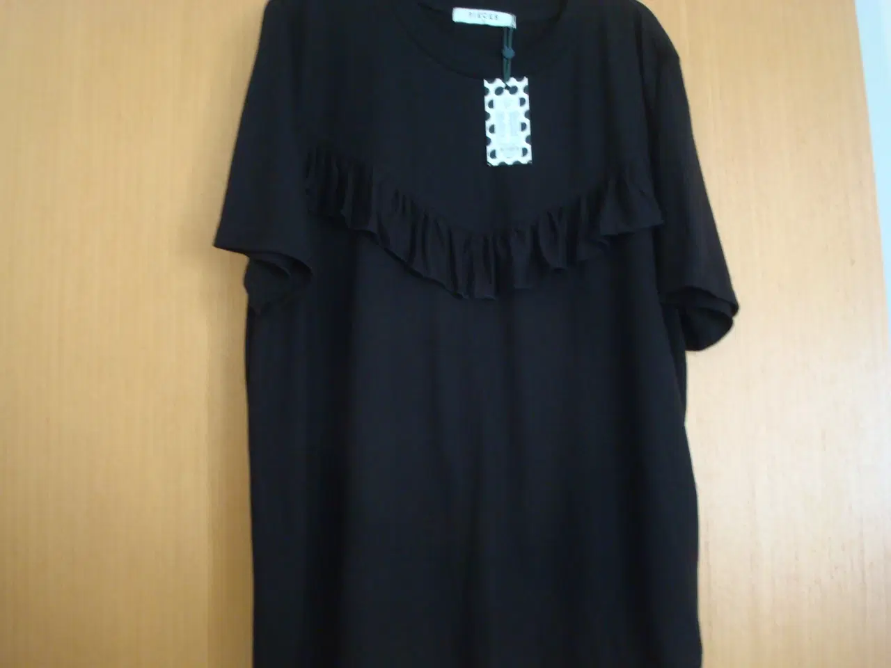 Billede 1 - NY sort t-shirt str. XL fra Pieces