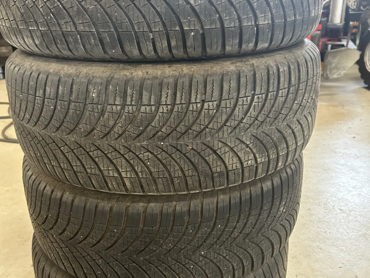 Billede 1 - 215/55/17 helårs dæk 