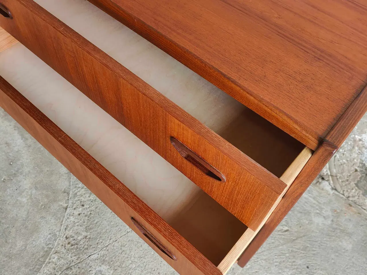 Billede 3 - Flot 4-skuffet teaktræs kommode på ben