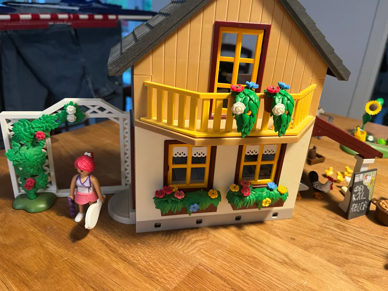 Billede 3 - Playmobil lille hus med hestboks og have. 