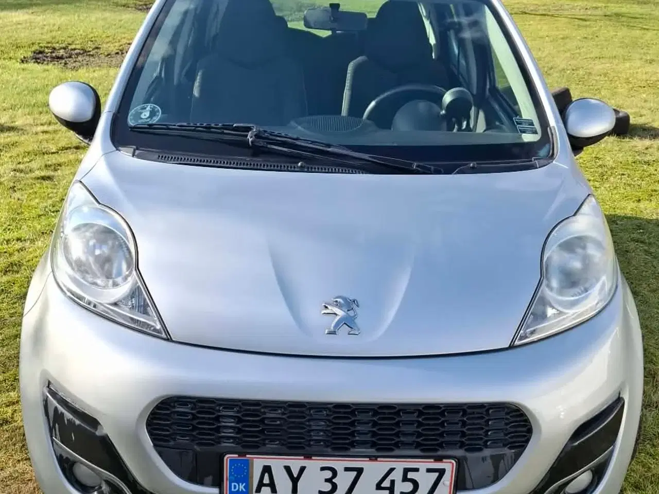 Billede 1 - Peugeot 107 1,0 5-dørs – Sølvgrå, lav-km bil