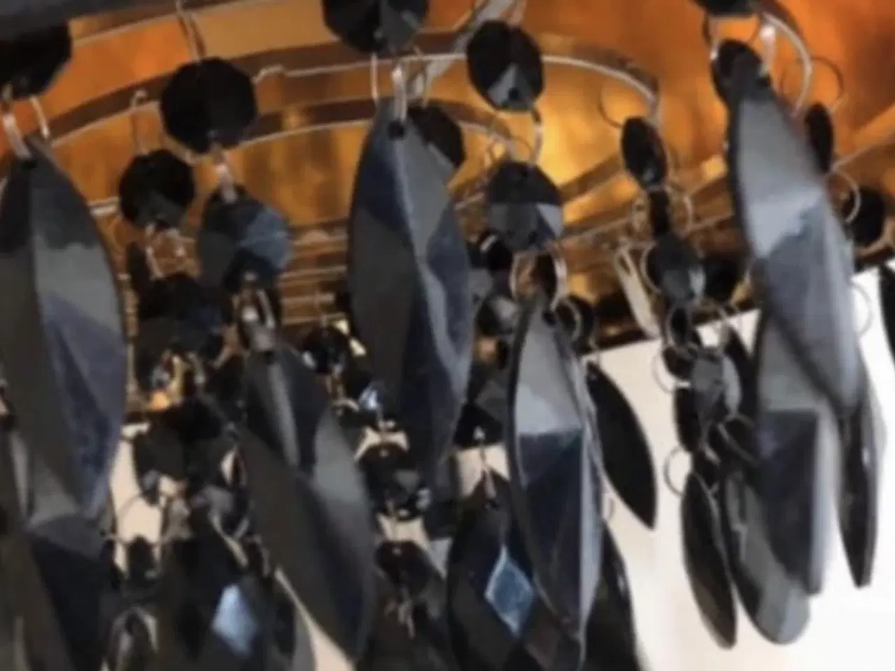 Billede 2 - Fin lampe sort og guldfarvet indvendigt 