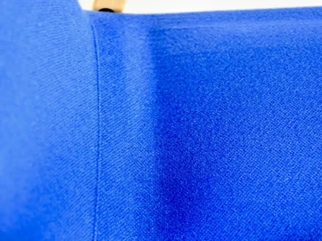 Billede 7 - Konferencestol af bøg med blå polstret sæde og ryg
