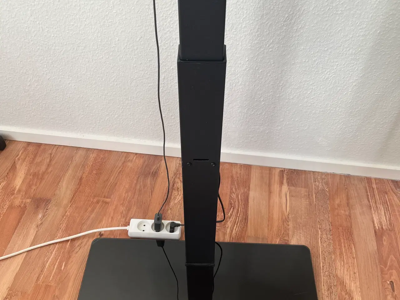 Billede 2 - TV stativ m. glasfod, hylde & kabelstyring. 37-70"