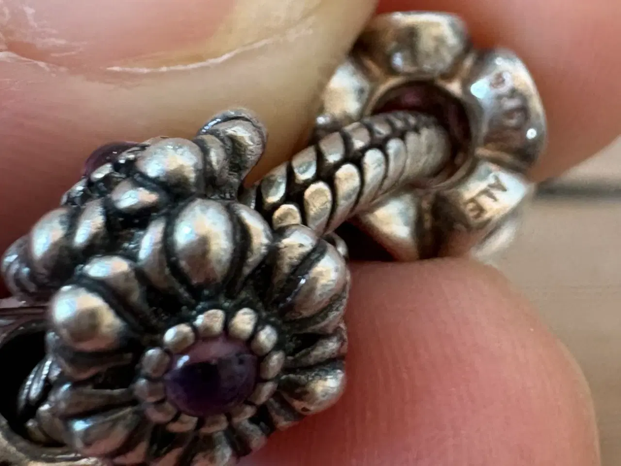 Billede 2 - Pandora armbånd med 9 charms