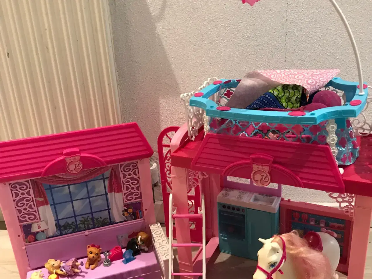 Billede 1 - Barbie hus med pool og alt tilbehør