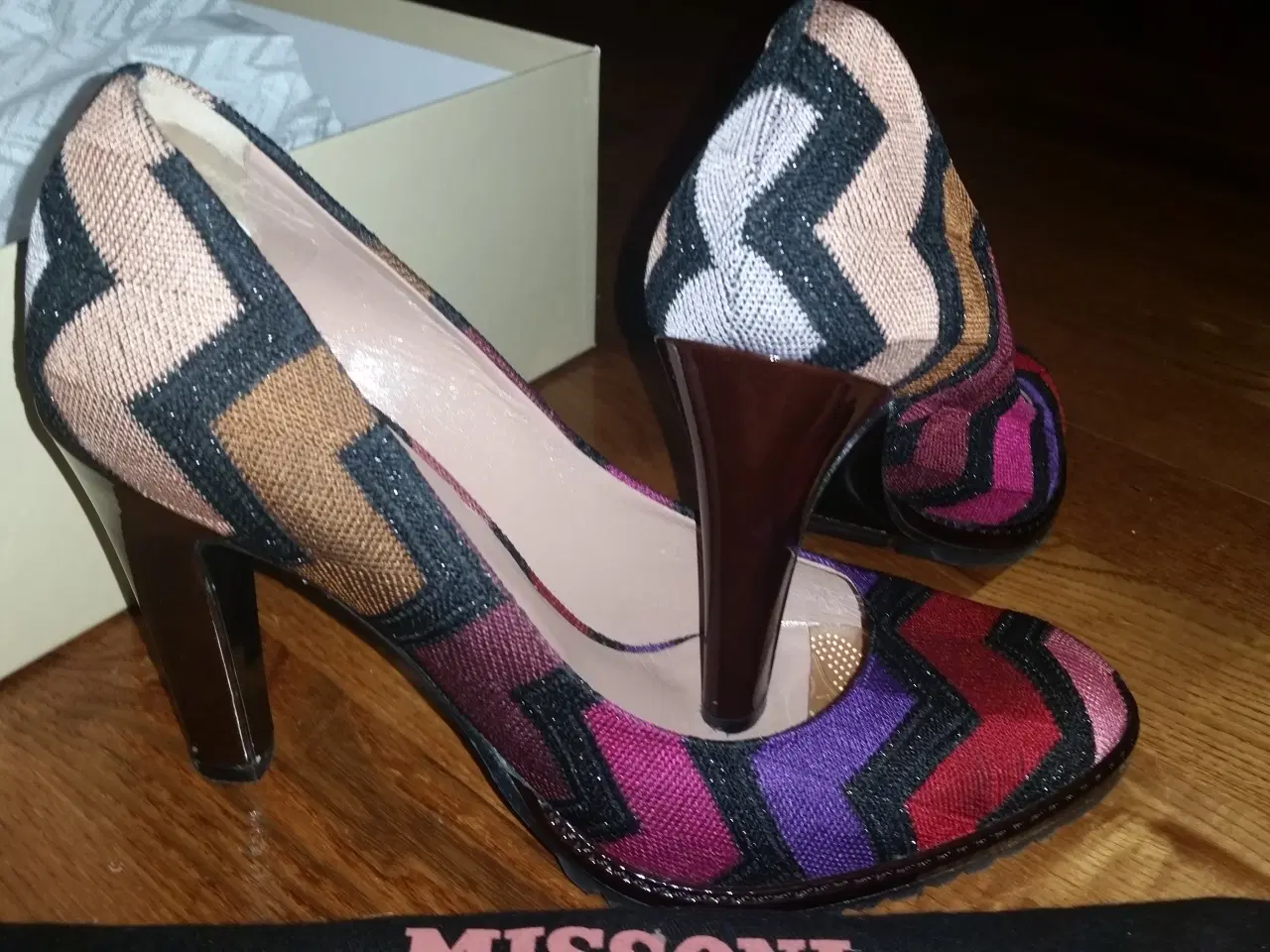 Billede 1 - Missoni tekstilpump med bordeau hæl.