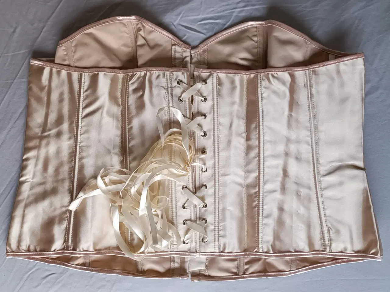 Billede 2 - Abrikos satin korset