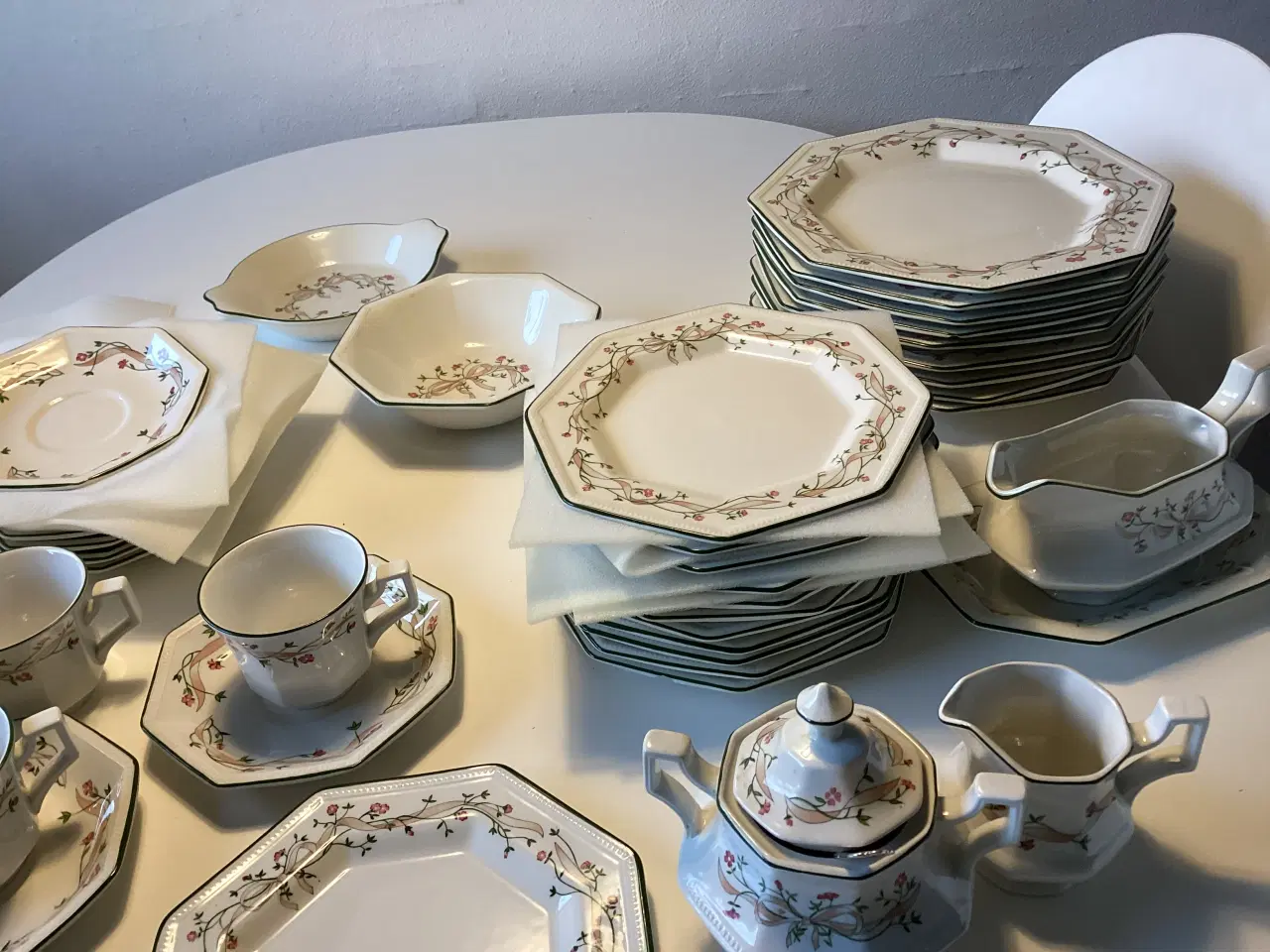 Billede 3 - Engelsk 8 kantet fajance kaffe og spisestel