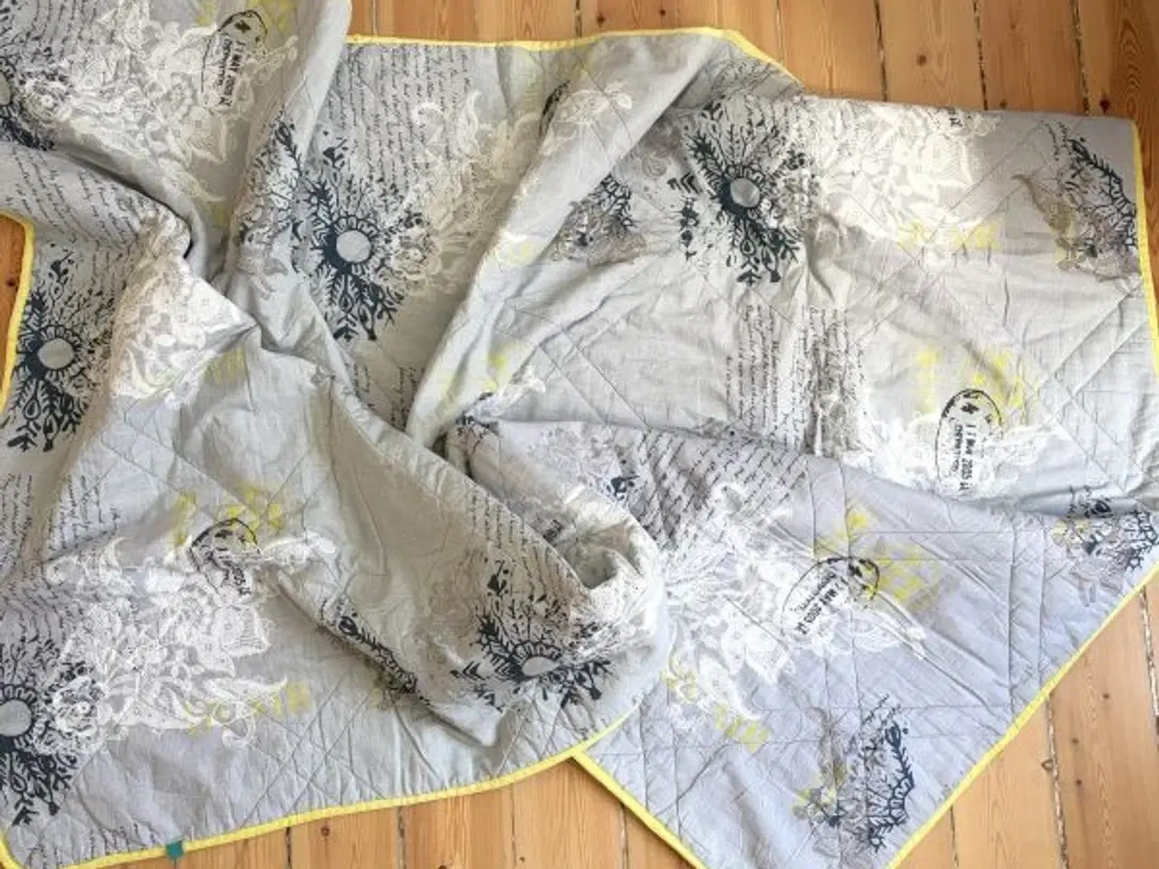 Billede 1 - Let vattæppe med gult kantebånd