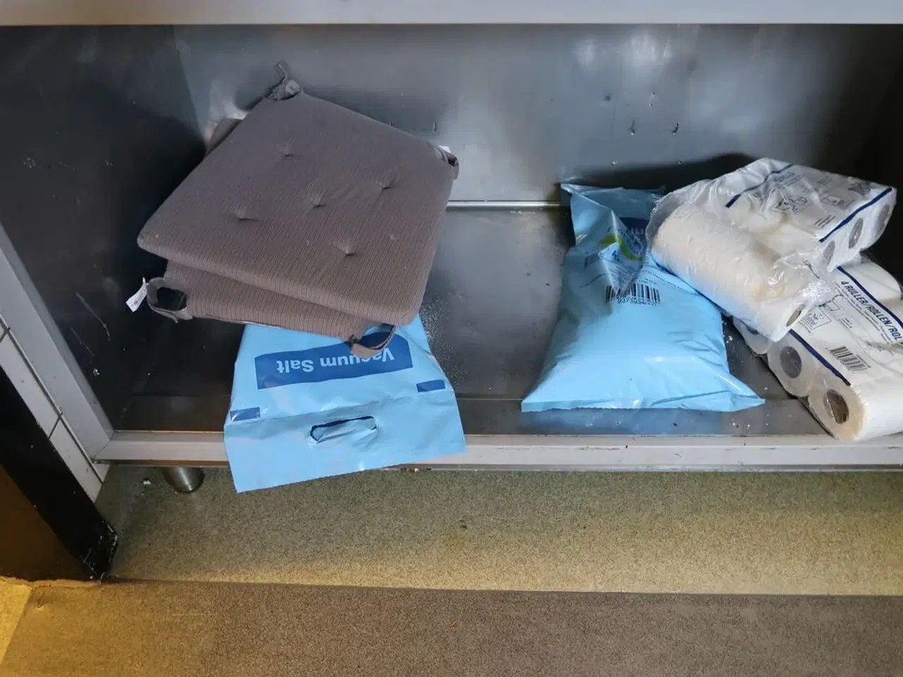 Billede 5 - Rustfri stålbord med indhold