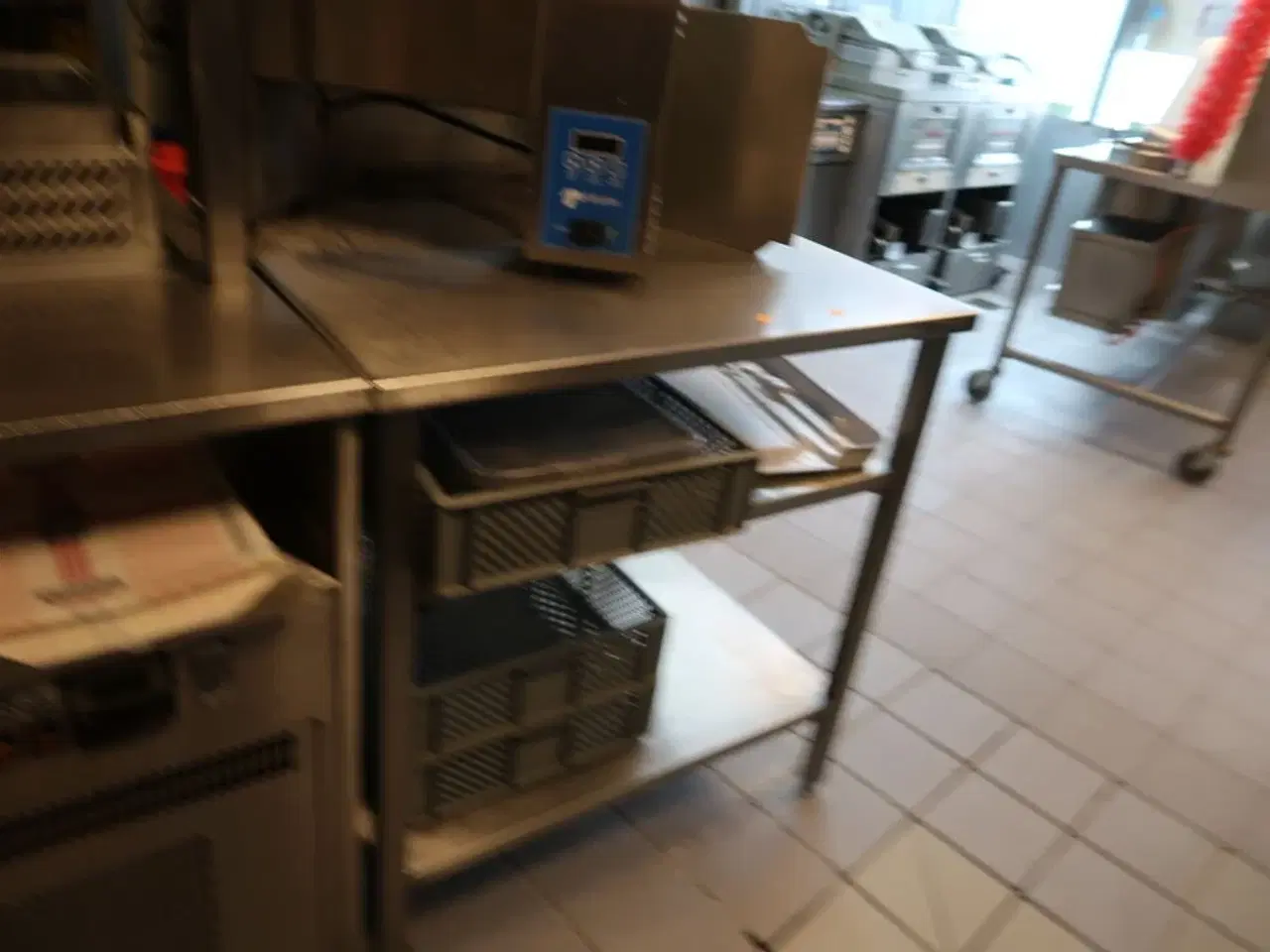 Billede 4 - Rustfri stålbord med indhold (brødrister medfølger ikke)