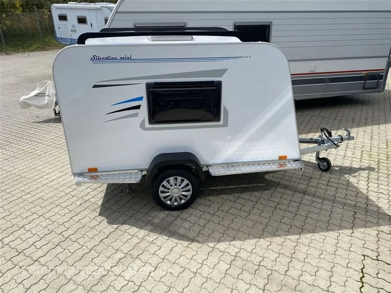 Billede 1 - 2024 - Tomplan Silverline Mini    NY Mini campingvogn Den populære Silverline i model 2024 - dobbelt seng - Camping-Specialisten.dk