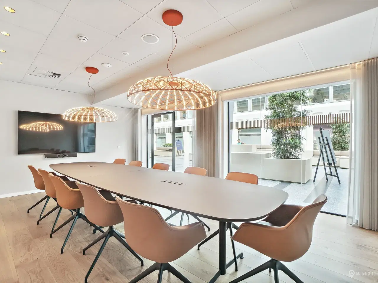 Billede 9 - Lyse og rummelige lokaler med udsigt til vandet