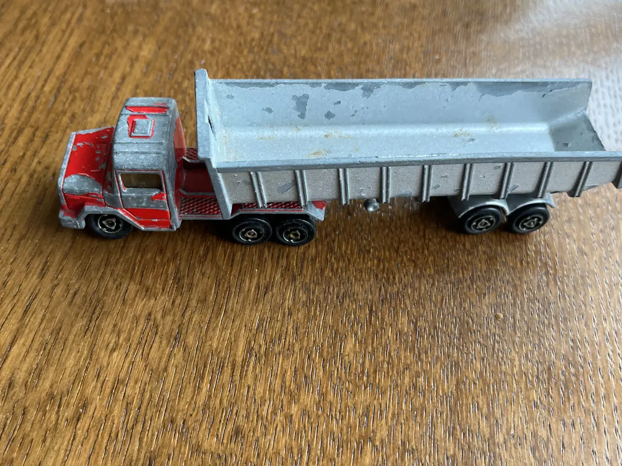 Billede 1 - Majorette trækker med grå lad