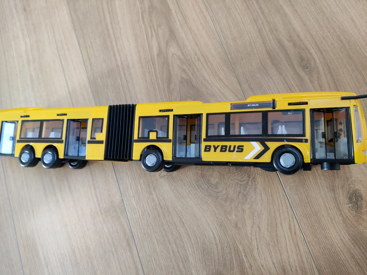 Billede 3 - Flot legetøjs bybus med bevægelige døre