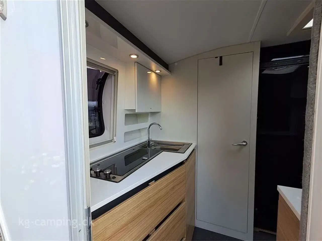 Billede 5 - 2022 - Adria Action 391 LH   Lille let rejse vogn med mover og solsejl. Står yderst velholdt. Alle service overholdt.