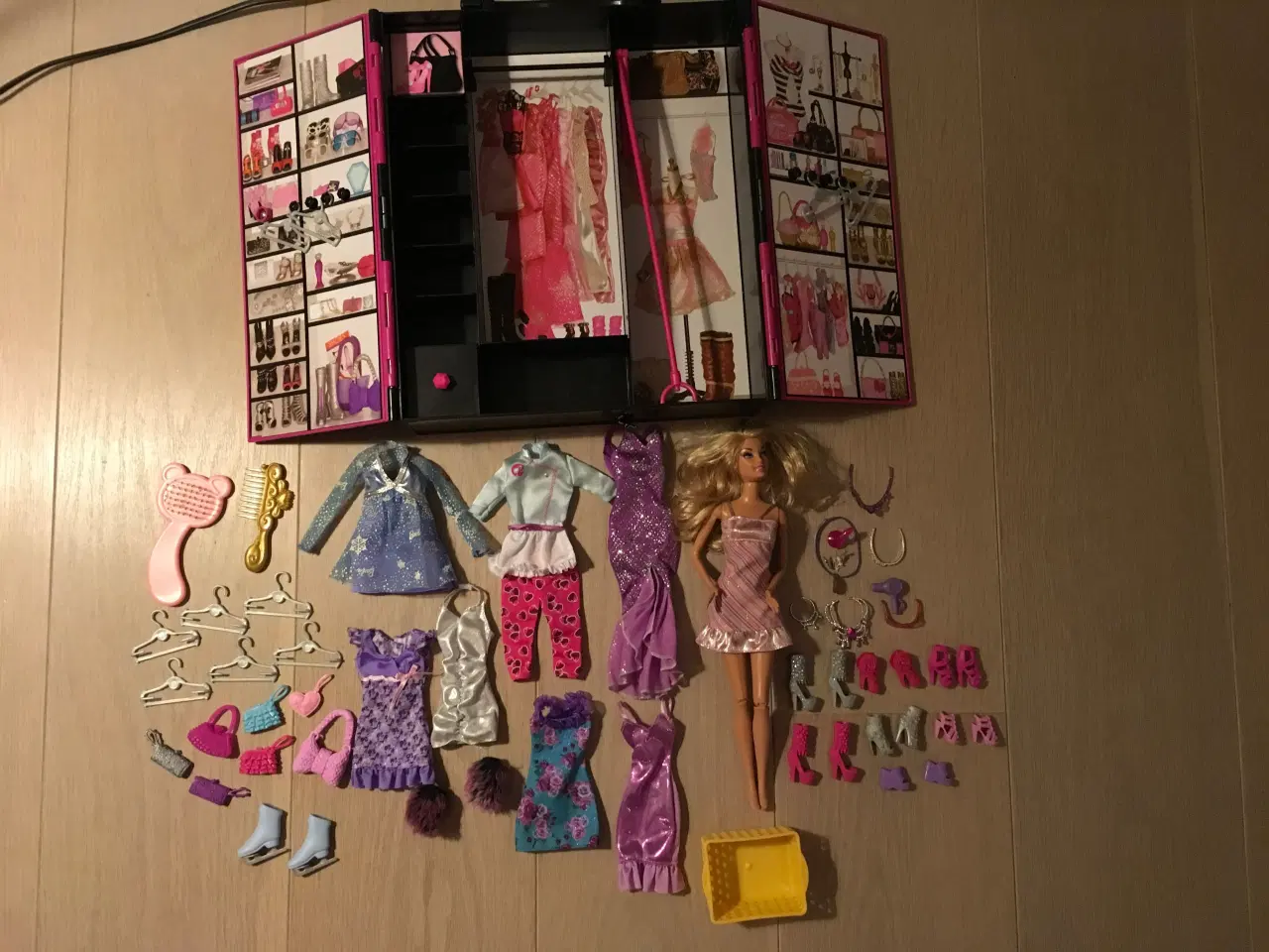 Billede 1 - Barbie klædeskab