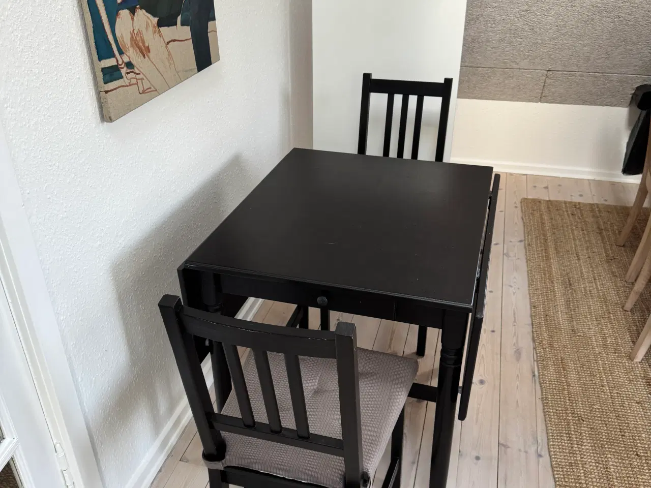 Billede 2 - Lille sort spisebord inkl 2 stole