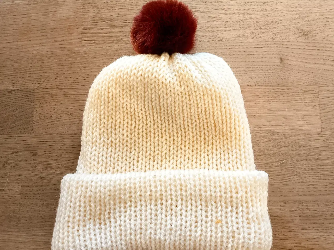 Billede 4 - Varm hjemmestrikket hue sælges