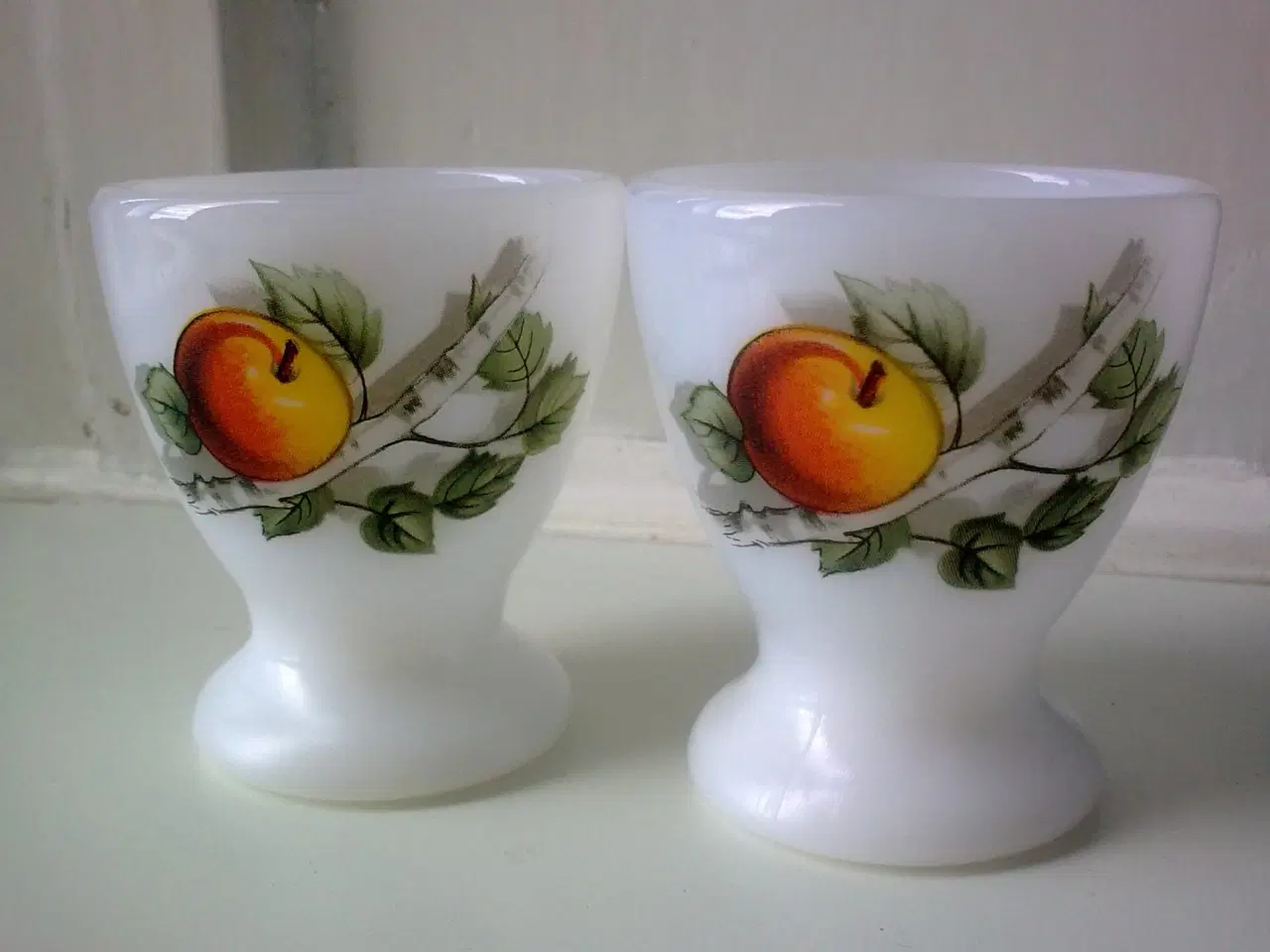 Billede 5 - Opal hvid glas æggebæger x 7 SAMLET m 2 æbler