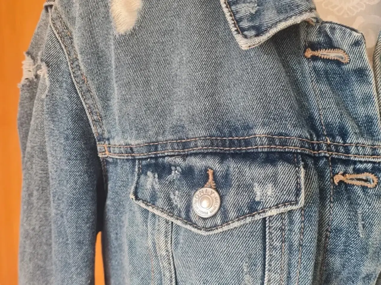 Billede 5 - denim jakke str 42 fra Only
