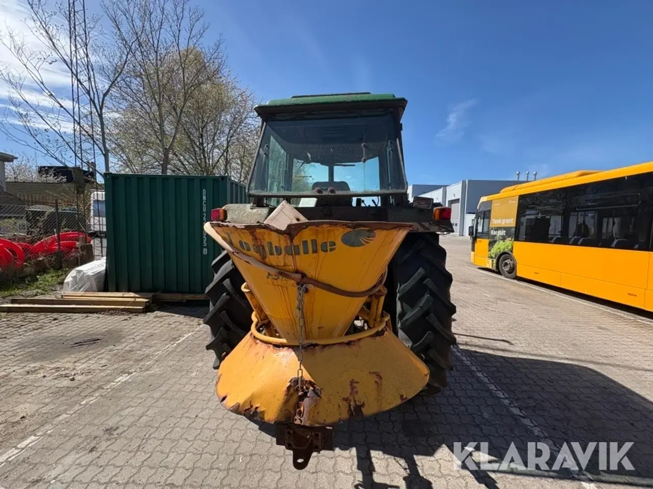 Billede 4 - Traktor John Deere 3040 med kost sneplov og saltspreder