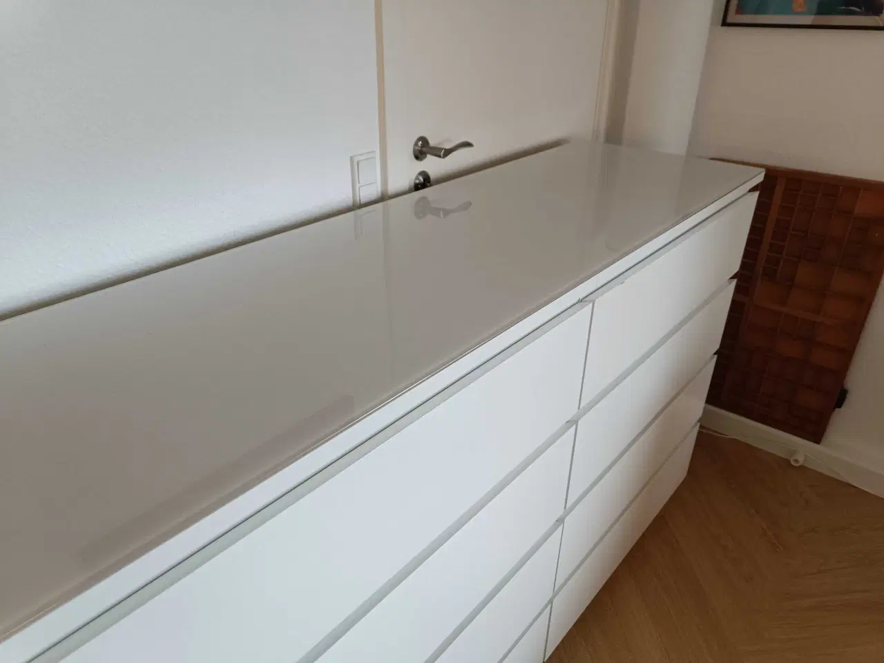 Billede 2 - Malm kommoder, med glasplade