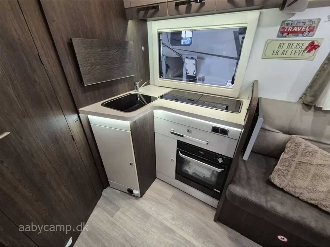 Billede 11 - 2020 - Benimar Tessoro 487   Nk pakke. Automatgear. Solcelle. 2x batteri. 2000W Inverter. elektriske støtteben.  Thetford ovn. sommer/vinterhjul. fuld service.  Kun 40,000 Km!!!