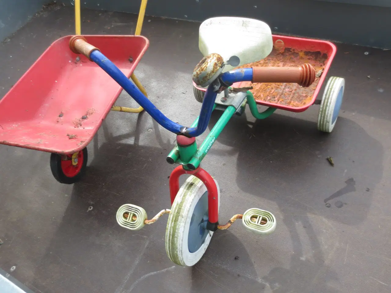 Billede 2 - 3 Hjulet med tippelad,og En trillebør