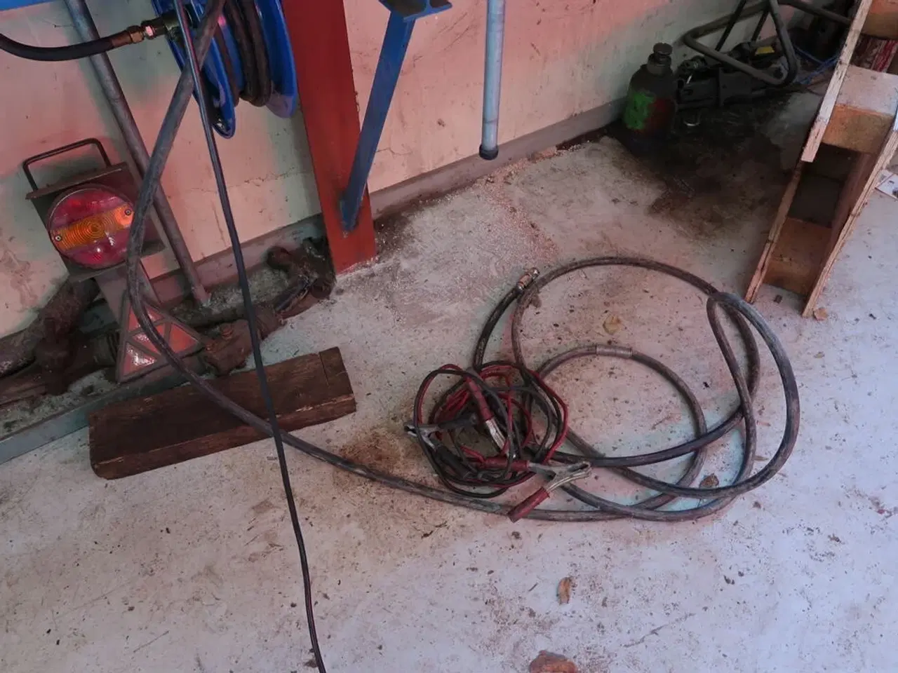 Billede 5 - Arbejdsbord med skrue samt div. Værktøj m.m.