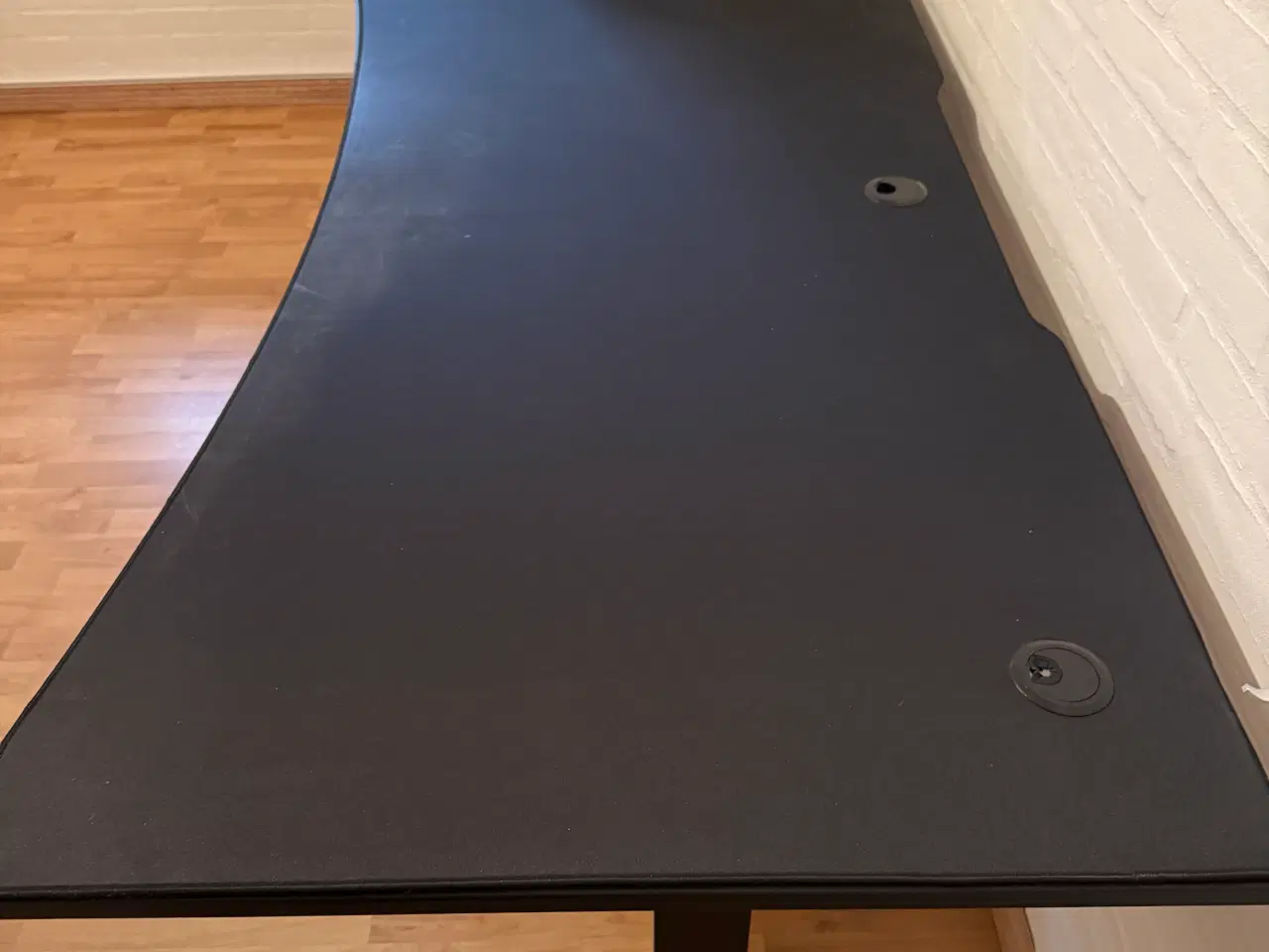 Billede 2 - Skrivebord med stol.