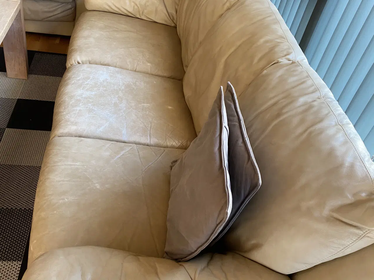 Billede 2 - Beige farvet 2+ 3’er sofa i blødt læder