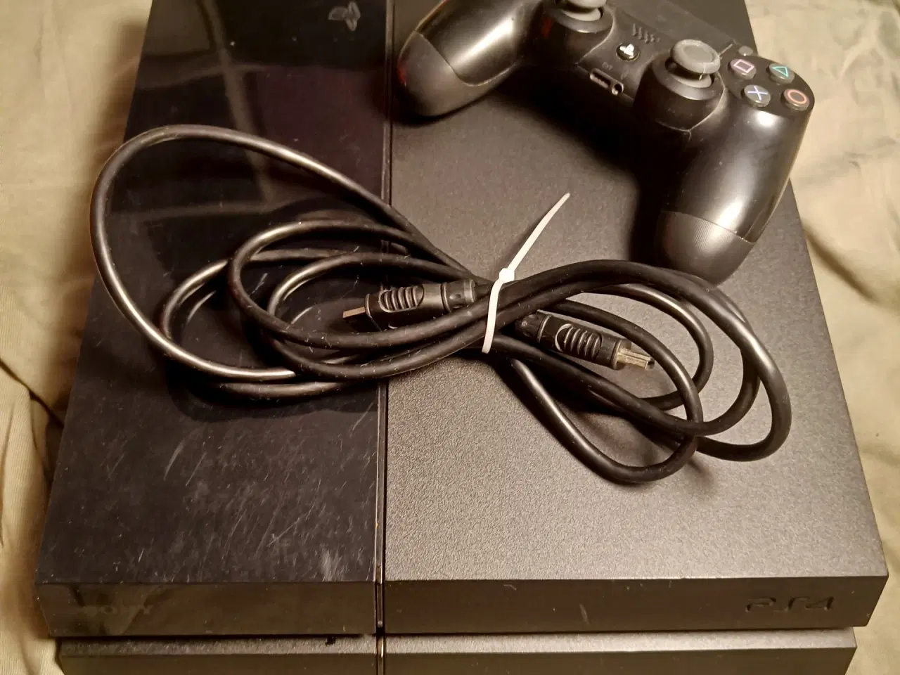 Billede 1 - PlayStation 4 med en controller samt alle kabler