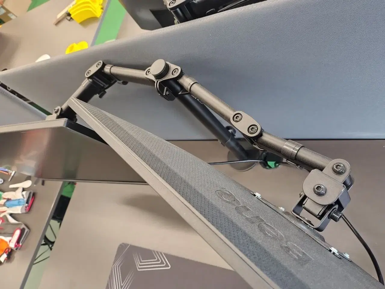 Billede 3 - To Benq skærme på stativ 27"