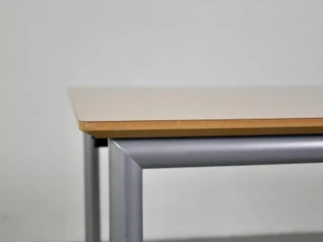 Billede 10 - Randers radius kantinebord med birkelaminat og stoleophæng