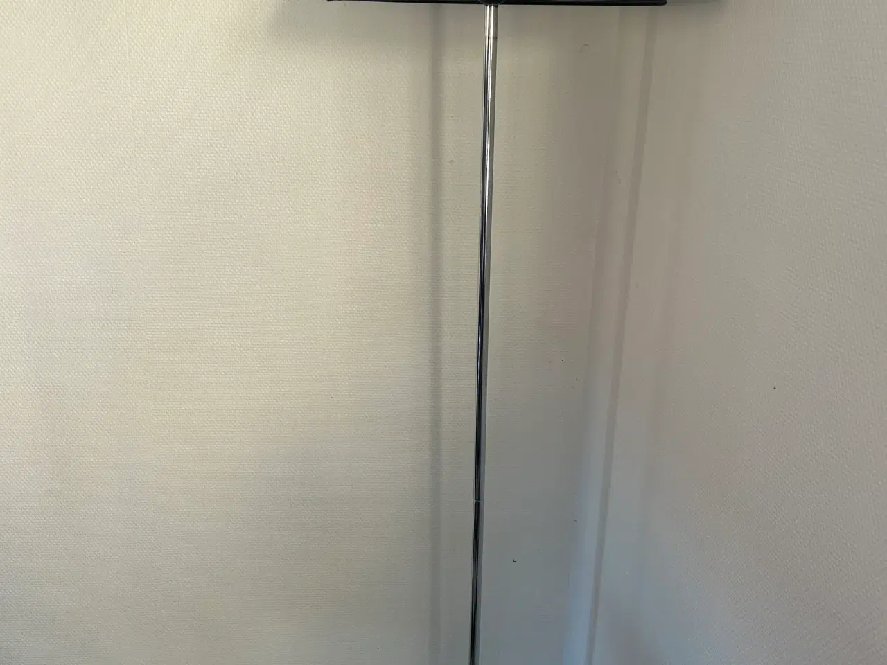 Billede 2 - 2ens gulvlamper med sorte skærme 