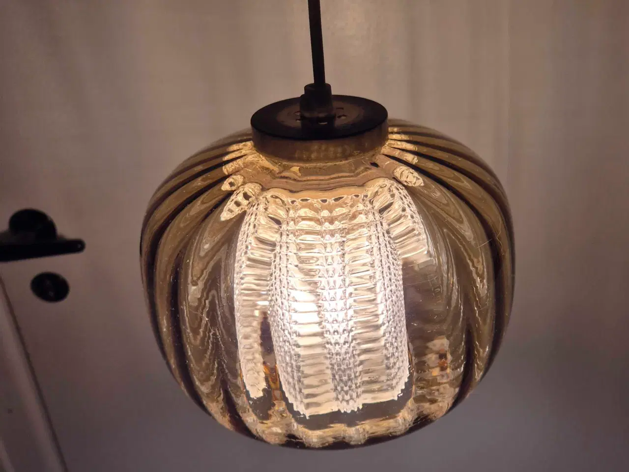 Billede 3 - Smuk svensk retrolampe i ravfarvet glas 