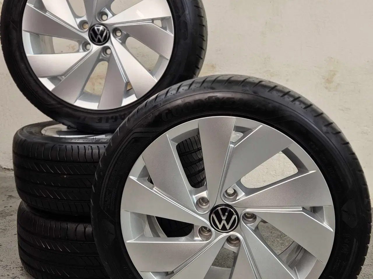 Billede 1 - VW ORIGINAL ALUFÆLGE MED NYE SOMMERDÆK 5x112