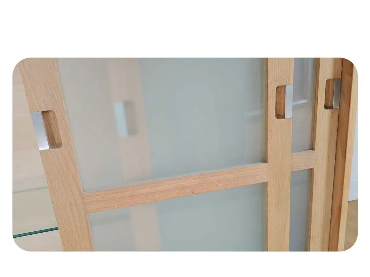 Billede 3 - Pænt og velholdt vitrineskab til ophæng sælges 